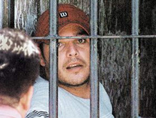 Apresan al futbolista por robo de carros