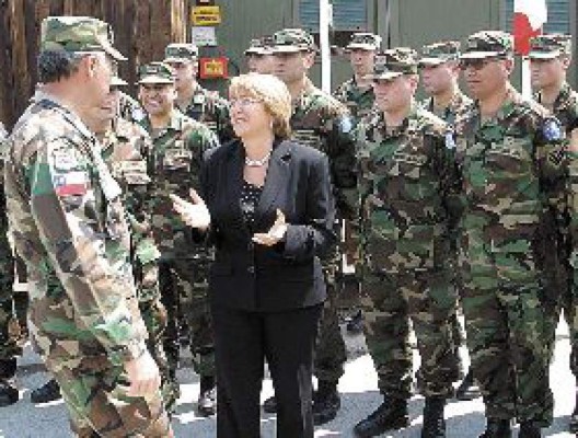 Bachelet visita a soldados chilenos en Bosnia