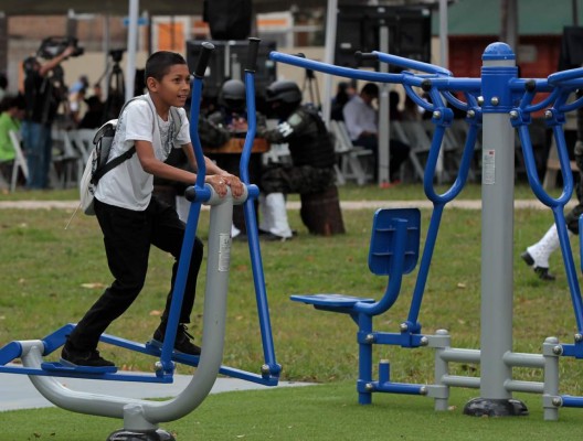 Rodeados de militares, niños hondureños juegan en un parque a prueba de pandilleros