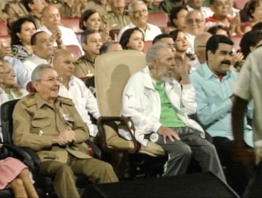 Fidel Castro asiste a la celebración por sus 90 años