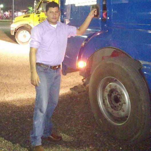 La víctima, identificada como Rigoberto Moreno Castro, de 37 años, fue emboscada por los delincuentes frente al colegio Don Bosco en un intento de robo de su vehículo.