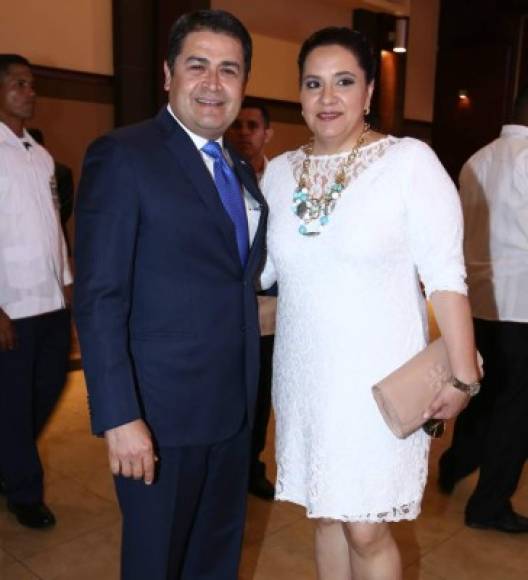 El presidente de Honduras, Juan Orlando Hernández y la primera dama de la nación Ana de Hernández.