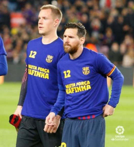 Los jugadores han salido al césped con una camiseta con el lema 'Muita força Rafinha' para apoyar a Rafinha, lesionado en el ligamento cruzado de la rodilla izquierda ante el Atlético de Madrid.