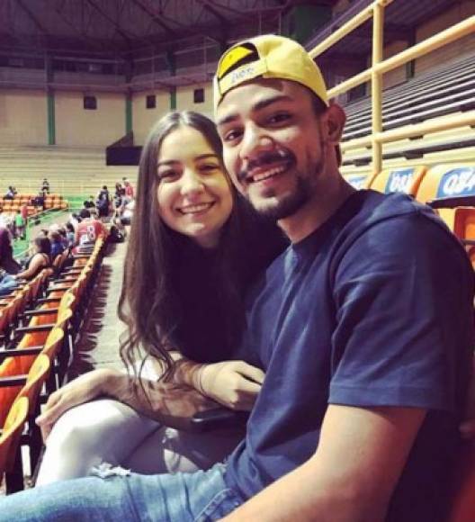 Alejandro Reyes: El joven mediocampista del Olimpia tiene como novia a la bella chica Nadia Pinto.