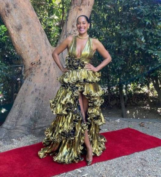 La actriz Tracee Ellis Ross, hija de la cantante Diana Ross, también apostó por los tonos metálicos.