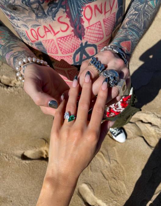 Su futuro esposo, por su parte, compartió en sus redes sociales un corto video del anillo que le regaló a su prometida: un conjunto a juego de dos piedras preciosas, la esmeralda y el diamante.