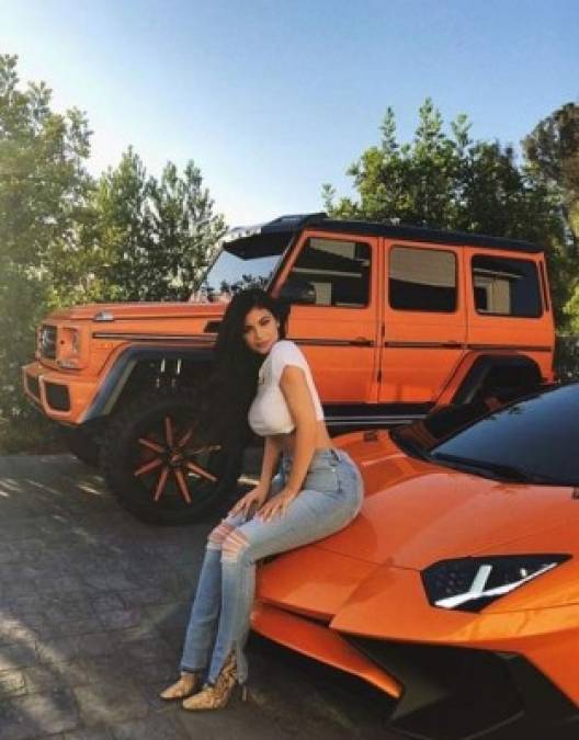 Para el verano pasado, Kylie presumió el 'makeover' que dio a su Mercedes G-Wagon, valorado en $225,000, y su Lamborghini Aventador de $400,000 al pintarlos de color naranja. El proceso para cada auto tiene un valor de 10,000 dólares.