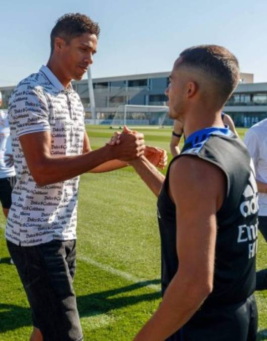 Lucas Vázquez también le deseó lo mejor al central galo en su despedida.