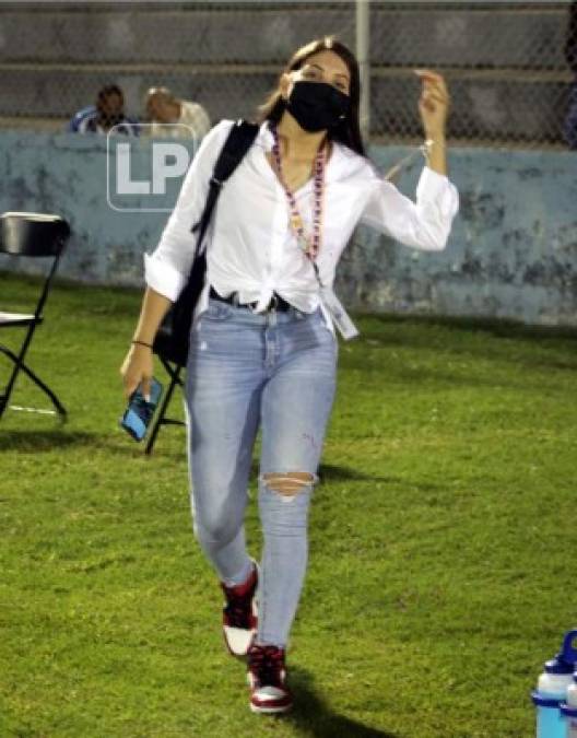 La bella Annie Córdova, encargada del mercadeo del Victoria, llegando al estadio Ceibeño.