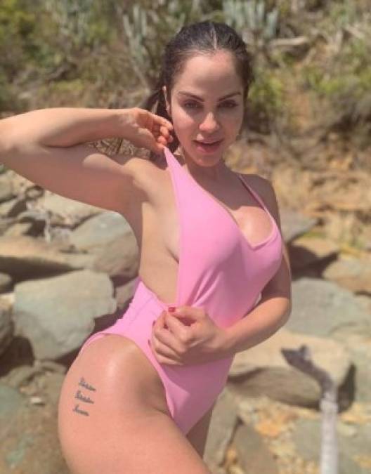 Natti de 32 años, posó días atrás en un bikini color rosa presumiento su tatuaje. Su imagen alcanzó más de 1,3 millones de likes y superó los 10 mil comentarios.