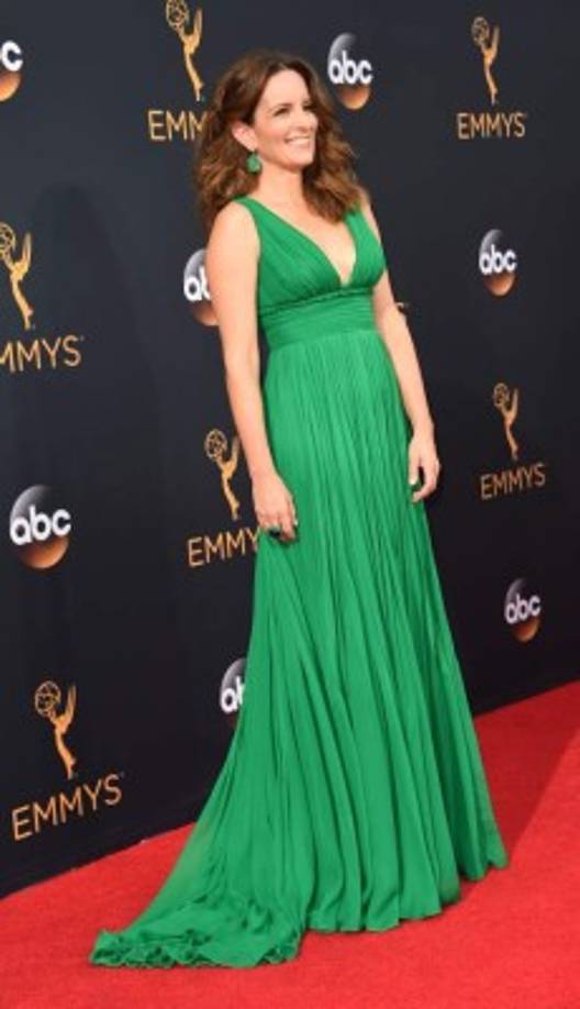 La actriz Tina Fey en la alfombra de los premios Emmy 2016.