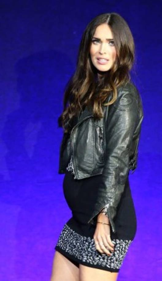 Lejos de salir a contarlo, la actriz de Transformers dejó que la prensa lo adivinara yendo a una alfombra roja en CinemaCon con un vestido que marcaba su panza.