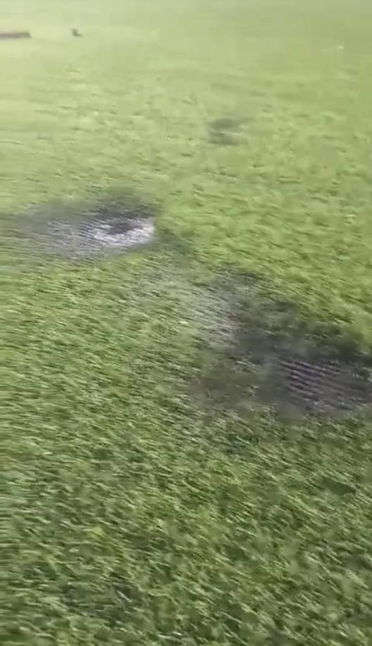 Afortunadamente, los huecos provocados por la pólvora se encuentran fuera del terreno de juego, pues están justo detrás de la portería norte.