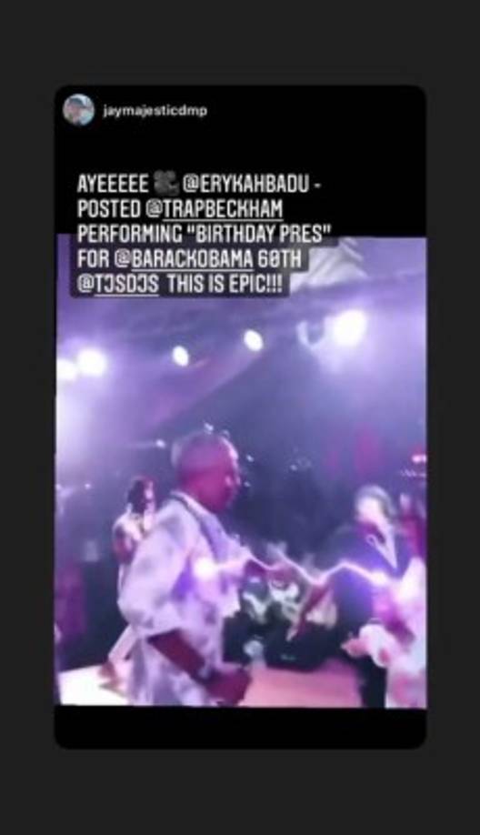 Aunque las fotos que compartieron fueron eliminadas más tarde debido a la política de privacidad del evento, ese medio publicó una en la que se ve a Obama con un micrófono en la mano y disfrutando en lo que parece una pista de baile, y otras en las que se aprecia una gran congregación de gente en la celebración de alto perfil.