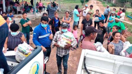 Personal de Copeco entregó raciones de alimentos a las familias que fueron afectadas por lluvias en Villanueva.