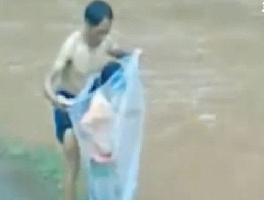 Video: Niños arriesgan sus vidas para ir a la escuela en Vietnam