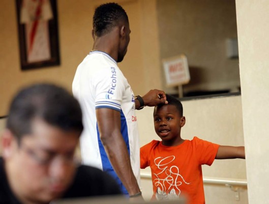 Maynor Figueroa recibe la cariñosa visita de sus hijos