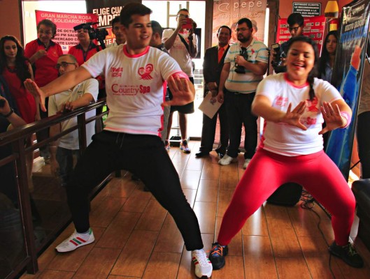 Esperan 1,500 personas en el Zumba Rosa 2015