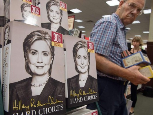 Hillary Clinton llama demagogo a Manuel Zelaya en su libro