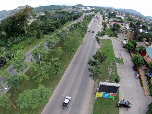 Ya se pueden conducir por el tercer carril en el bulevar del este