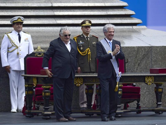 Opacado por la fama de Mujica, Vázquez asumió presidencia de Uruguay