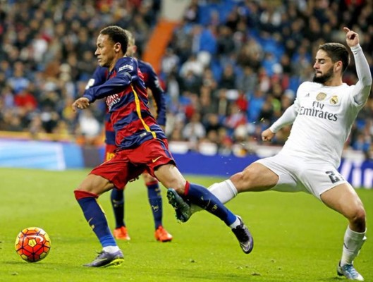 Sancionan a Isco con dos partidos tras patada a Neymar