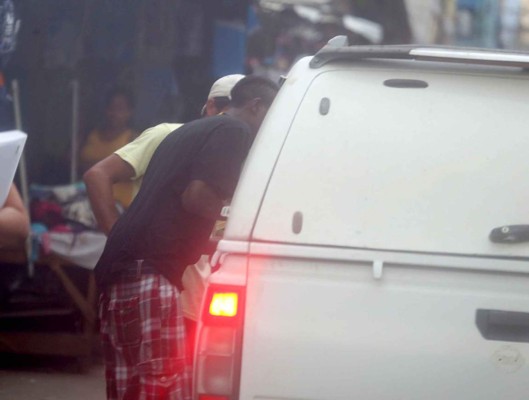 Momento en que un vendedor da crack al comprador encubierto de LA PRENSA.