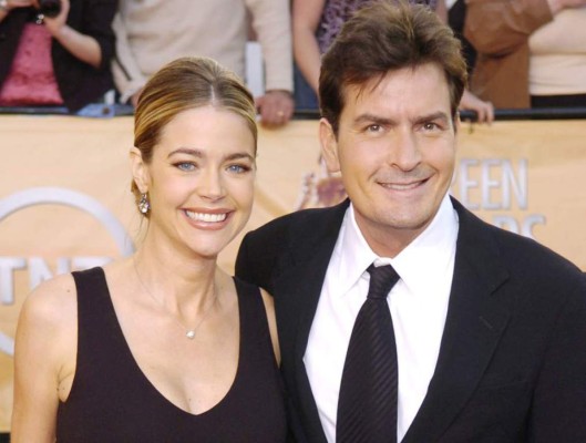 Denise Richards acusa a Charlie Sheen de ocultar dinero para no pagar la manutención