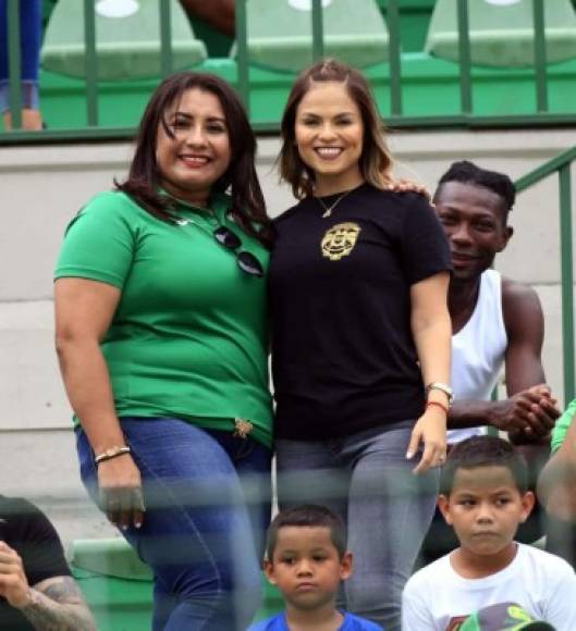 Tita Torres, esposa de Carlo Costly, no se perdió el partido y celebró los dos goles del 'Cocherito'.