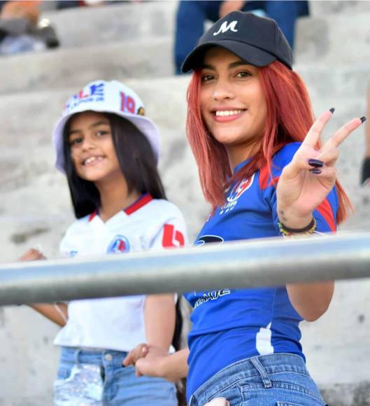 Una guapa aficionada del Olimpia que llegó al estadio Marcelo Tinoco de Danlí.