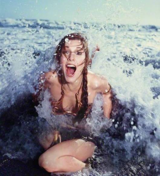 Aunque aún no está confirmado, podemos echar un ojo mientras tanto a la sesión fotográfica en la playa que hizo la revista Rolling Stone en 1983, con Carrie Fisher promocionando El Retorno del Jedi con este atuendo.