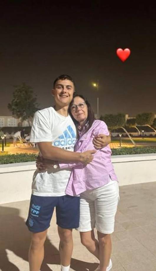 Dybala también pasó un rato con su mamá Alicia Suárez. 