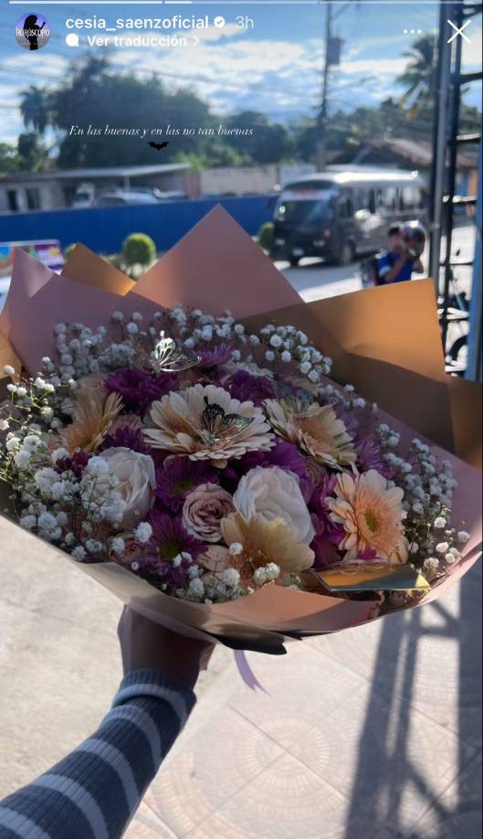 De igual forma Cesia fue consentida por un chico que le envió un ramo de rosas. 