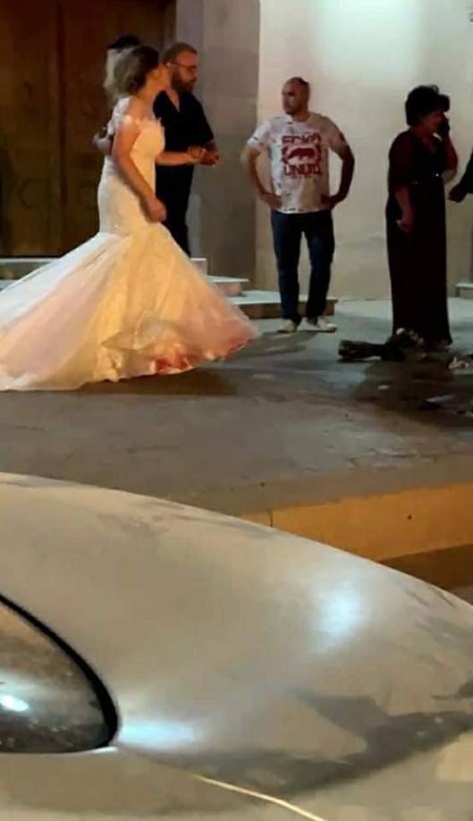 La tragedia quedó registrada en un video donde se escuchan los gritos de la novia, quien se postra en el piso al frente de iglesia, gritando desconsolada al ver a su esposo con la vida en vilo. 