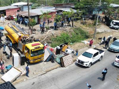 Unas 60 familias fueron desalojadas este miércoles de la colonia Enmanuel, en el bulevar del sur de San Pedro Sula.