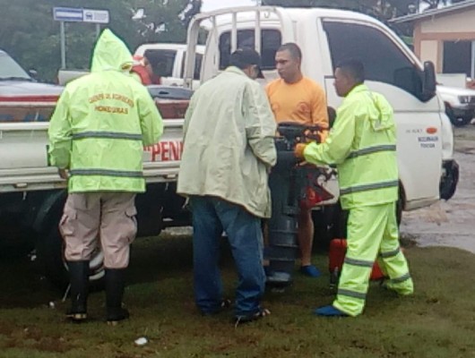Bomberos intentan rescate de personas aisladas en Tocoa