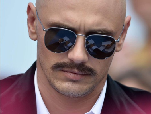 James Franco luce cabeza rapada y nuevo tatuaje en Venecia