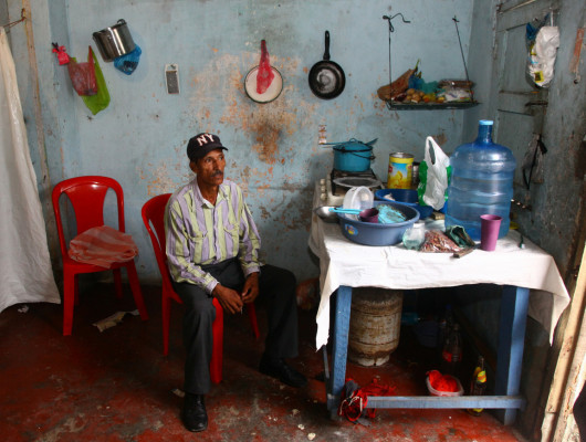 Camina 12 horas vendiendo agua para ganar L50