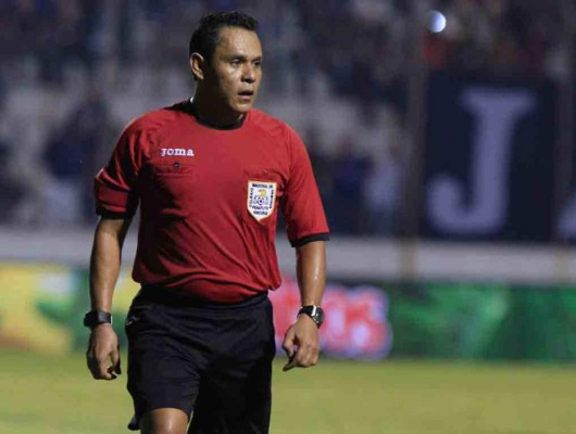 Video: Árbitro Geovanny Mendoza se va a los golpes con jugador en Liga de Veteranos