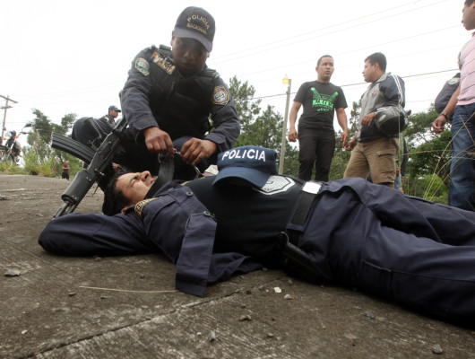 Policías hondureños exigen salarios mostrando carteras vacías