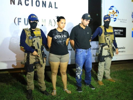 Caen mujer y hombre con carro y motocicleta robados