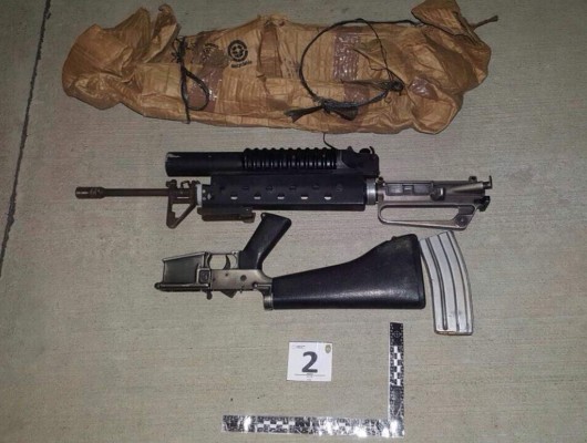 Cae dueño de autolote con fusil lanzagranadas