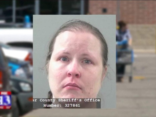 Madre encierra a sus hijos en el baúl de su auto y la arrestan en EUA