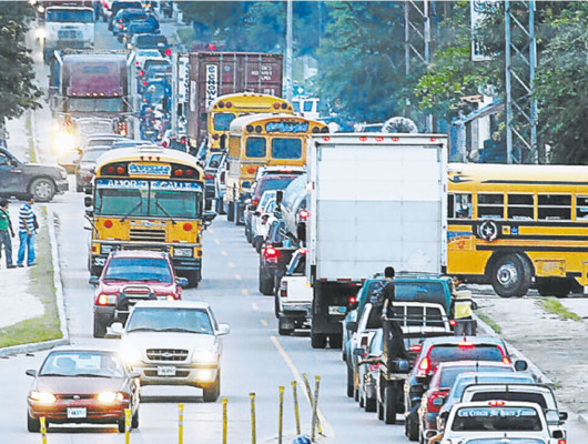 Conductores sampedranos atorados en infernal caos vehicular