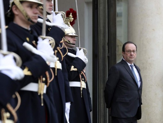 Disparo accidental en discurso de Hollande hiere a dos personas
