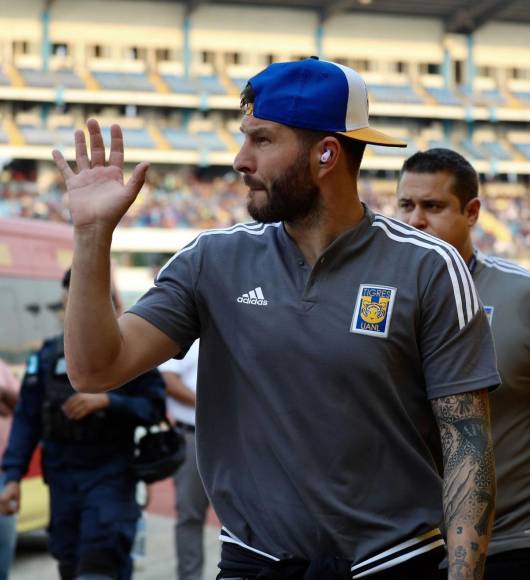 André-Pierre Gignac salió al campo del Olímpico para conocer el estadio y saludó a los aficionados presentes.