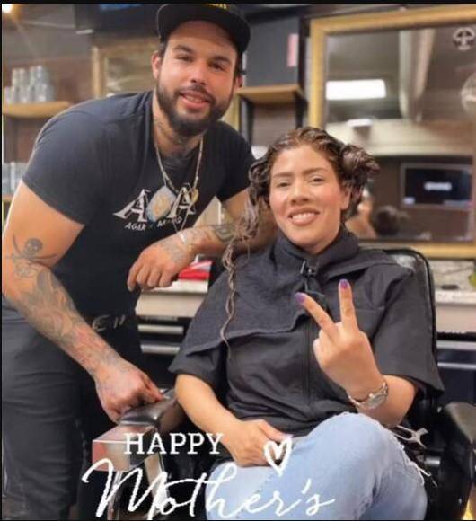 Ella se dedica a sus negocios de belleza y en mayo del año pasado fue captada con el hijo mayor del cantante Pepe Aguilar en una fotografía que también levantó polémica.