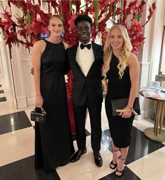 Bukayo Saka, jugador inglés del Arsenal, asistió a la Gala del Balón de Oro acompañado por las jugadoras del equipo feminino de los gunners Beth Mead (izquierda) y Vivianne Miedema (derecha).