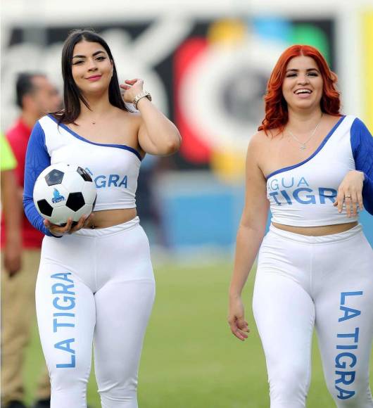Dos hermosas edecanes que se robaron muchas miradas en la cancha del estadio Juan Ramón Brevé Vargas.