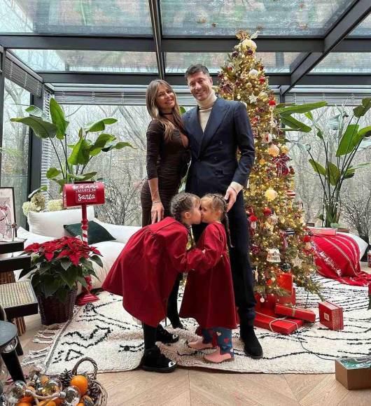 Robert Lewandowski - El delantero polaco del FC Barcelona deseó Feliz Navidad a sus seguidores con una foto junto a su esposa Anna Lewandowska y sus dos hijas.